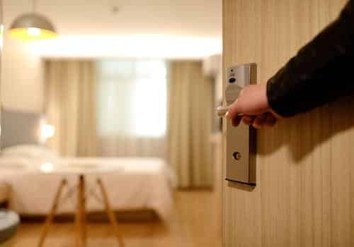 Quels sont les équipements indispensables dans une chambre d'hôtel ?